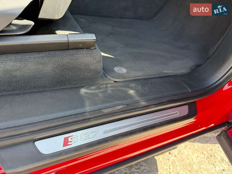 Позашляховик / Кросовер Audi SQ7 2017 в Первомайську