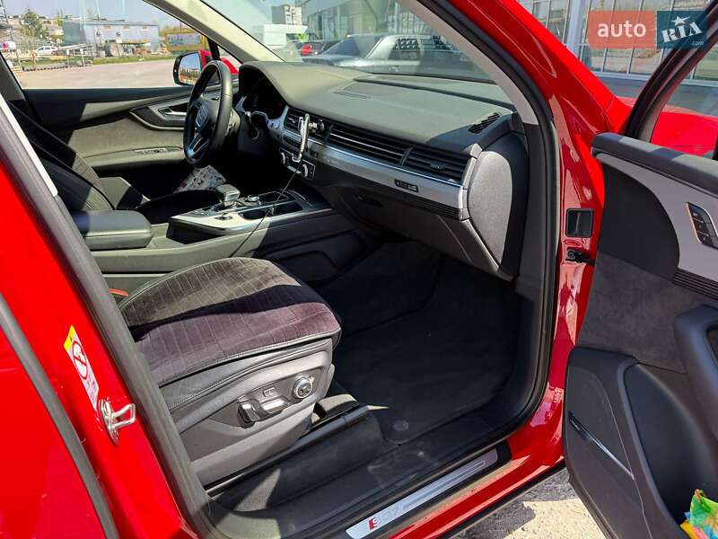 Позашляховик / Кросовер Audi SQ7 2017 в Первомайську