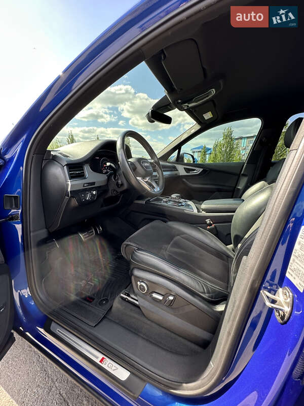 Внедорожник / Кроссовер Audi SQ7 2017 в Ровно