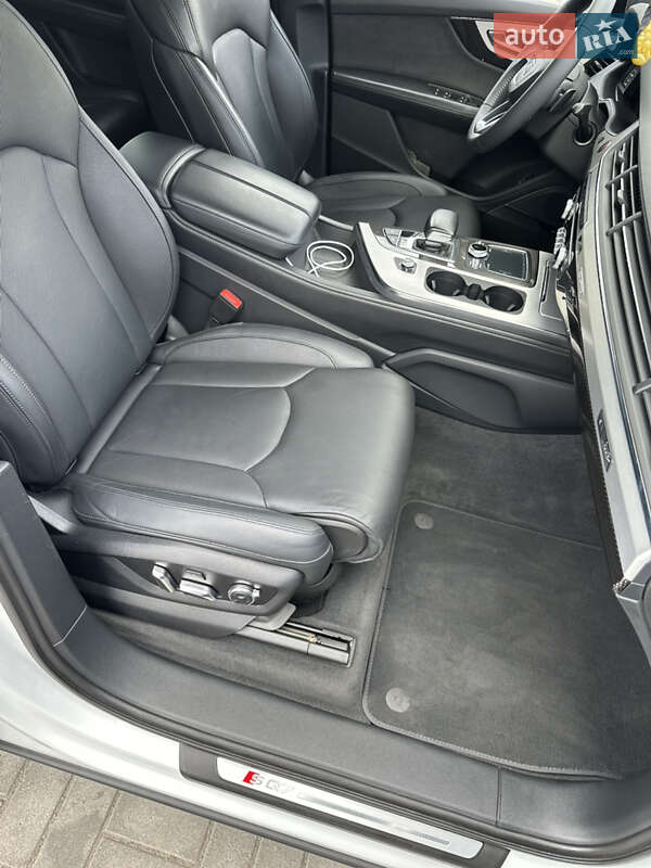 Внедорожник / Кроссовер Audi SQ7 2017 в Ужгороде