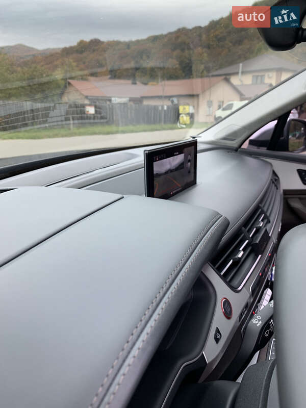 Внедорожник / Кроссовер Audi SQ7 2018 в Сваляве