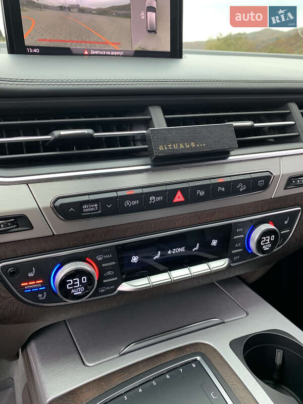 Внедорожник / Кроссовер Audi SQ7 2018 в Сваляве