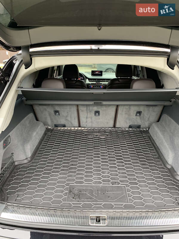 Внедорожник / Кроссовер Audi SQ7 2018 в Сваляве