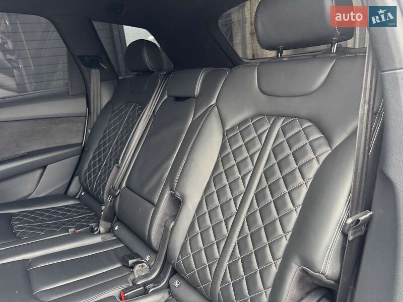 Внедорожник / Кроссовер Audi SQ7 2017 в Тернополе