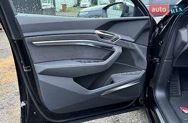 Внедорожник / Кроссовер Audi SQ8 e-tron 2023 в 