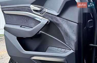 Внедорожник / Кроссовер Audi SQ8 e-tron 2023 в 