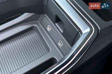 Внедорожник / Кроссовер Audi SQ8 e-tron 2023 в 