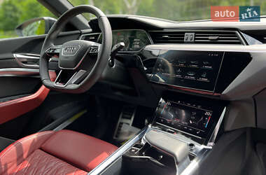 Позашляховик / Кросовер Audi SQ8 e-tron 2023 в 