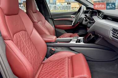 Внедорожник / Кроссовер Audi SQ8 e-tron 2023 в 
