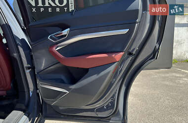 Внедорожник / Кроссовер Audi SQ8 e-tron 2023 в 