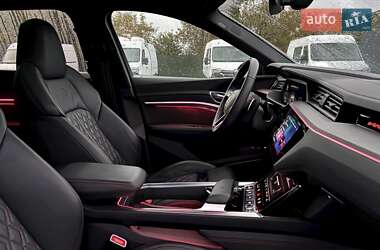 Внедорожник / Кроссовер Audi SQ8 e-tron 2024 в 