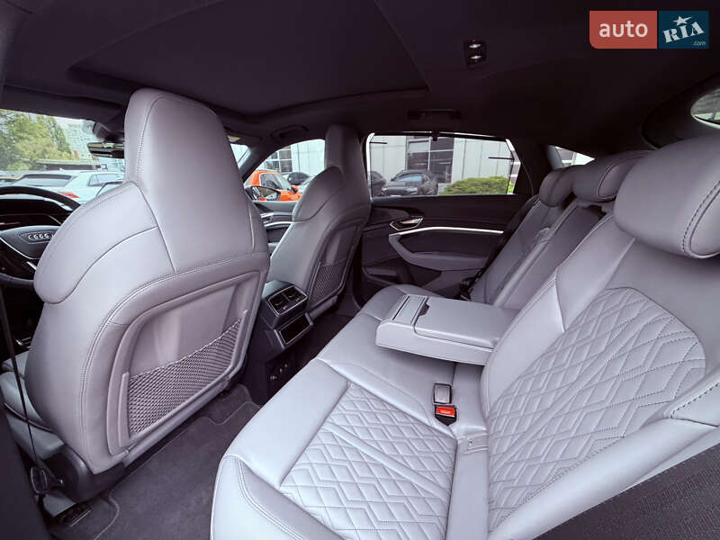 Внедорожник / Кроссовер Audi SQ8 Sportback e-tron 2023 в Киеве
