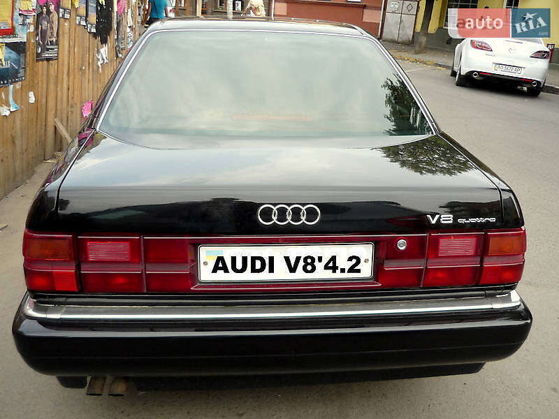 Седан Audi V8 1991 в Ужгороді