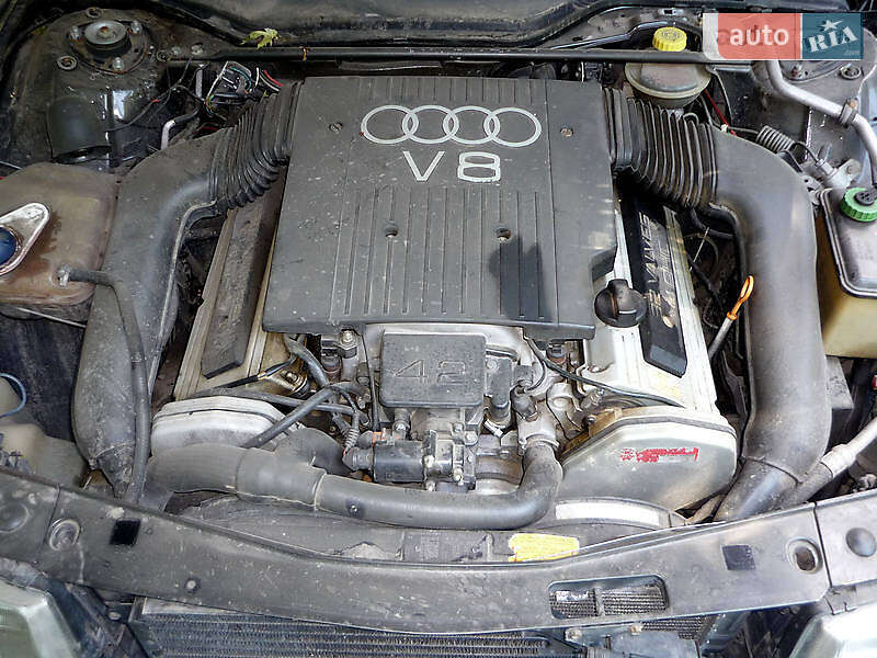 Седан Audi V8 1991 в Ужгороді