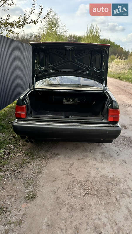 Седан Audi V8 1992 в Нововолынске