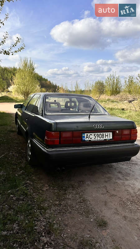 Седан Audi V8 1992 в Нововолынске