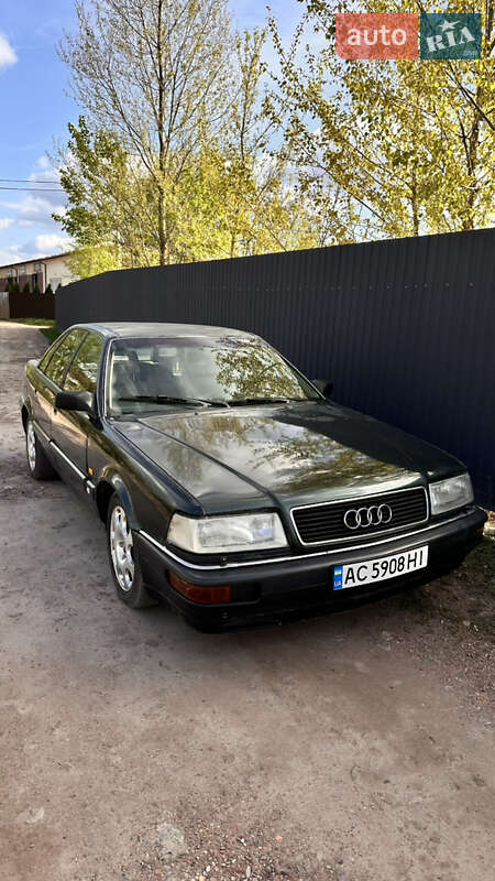 Седан Audi V8 1992 в Нововолынске