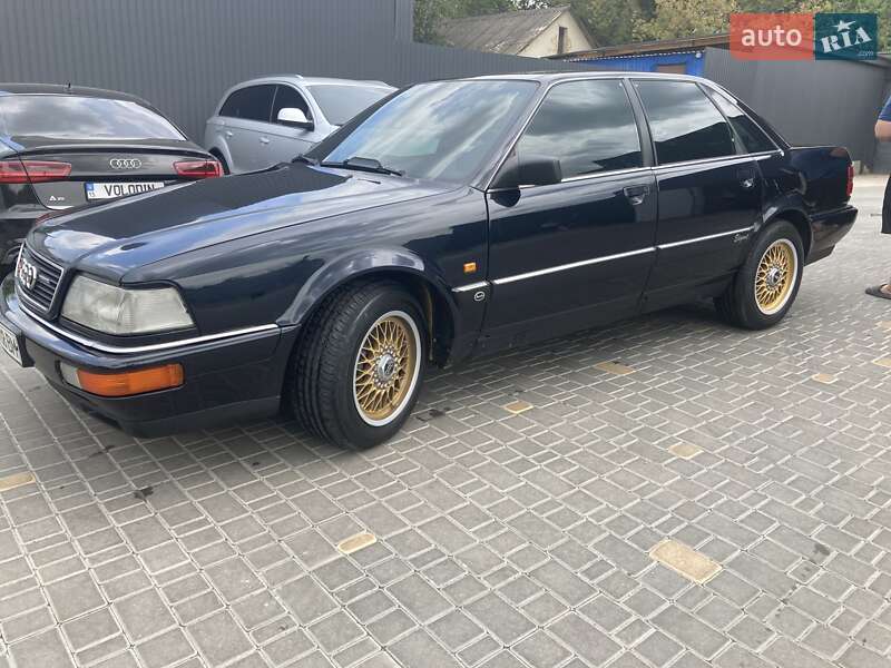 Седан Audi V8 1989 в Первомайске