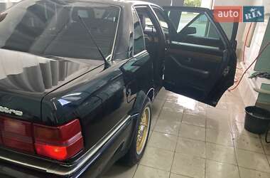 Седан Audi V8 1989 в 