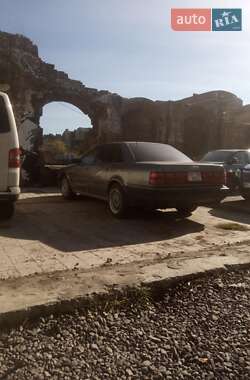 Седан Audi V8 1990 в Львові