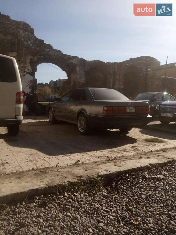 Седан Audi V8 1990 в 