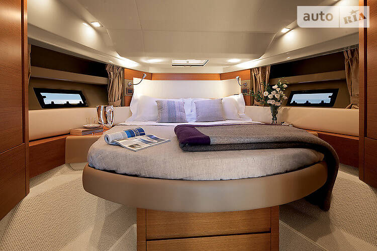 Моторна яхта Azimut Bennetti 2013 в Києві