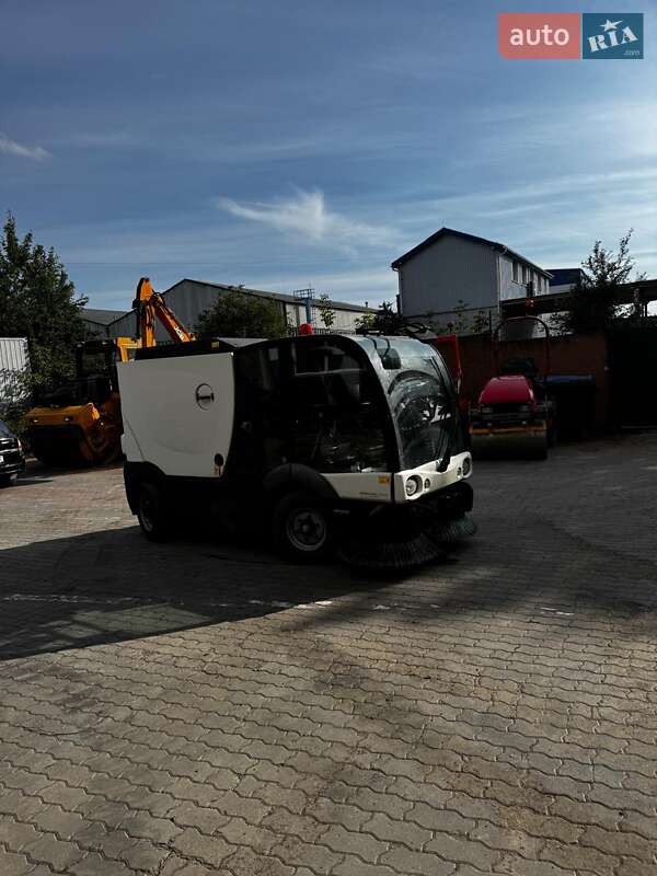 Прибиральна машина Azura MC 200 2014 в Львові