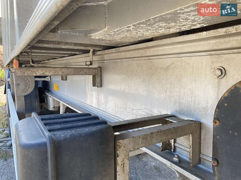 Зерновоз - напівпричіп Benalu Benalu 2005 в Южному