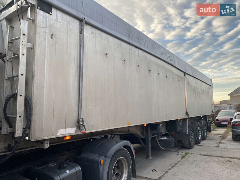 Зерновоз - полуприцеп Benalu TF34C1 2003 в Новомосковске фото Зерновоз - полуприцеп Benalu TF34C1 2003 в Новомосковске