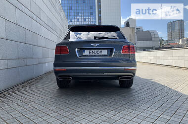 Позашляховик / Кросовер Bentley Bentayga 2016 в 