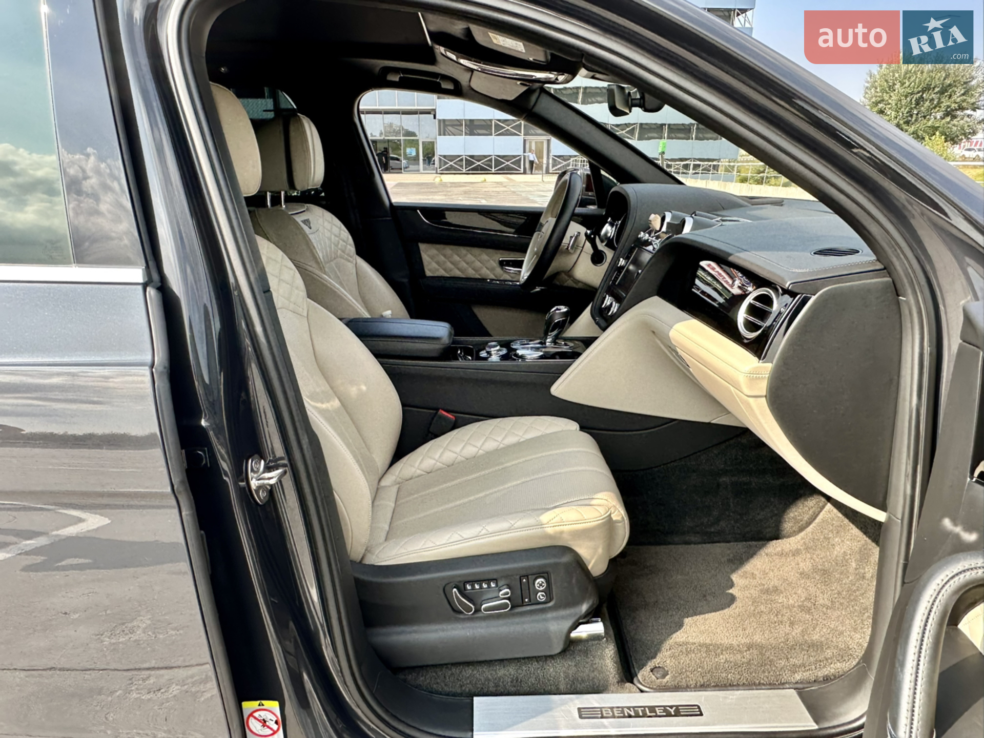 2016 Bentley Bentayga - мініатюра 23