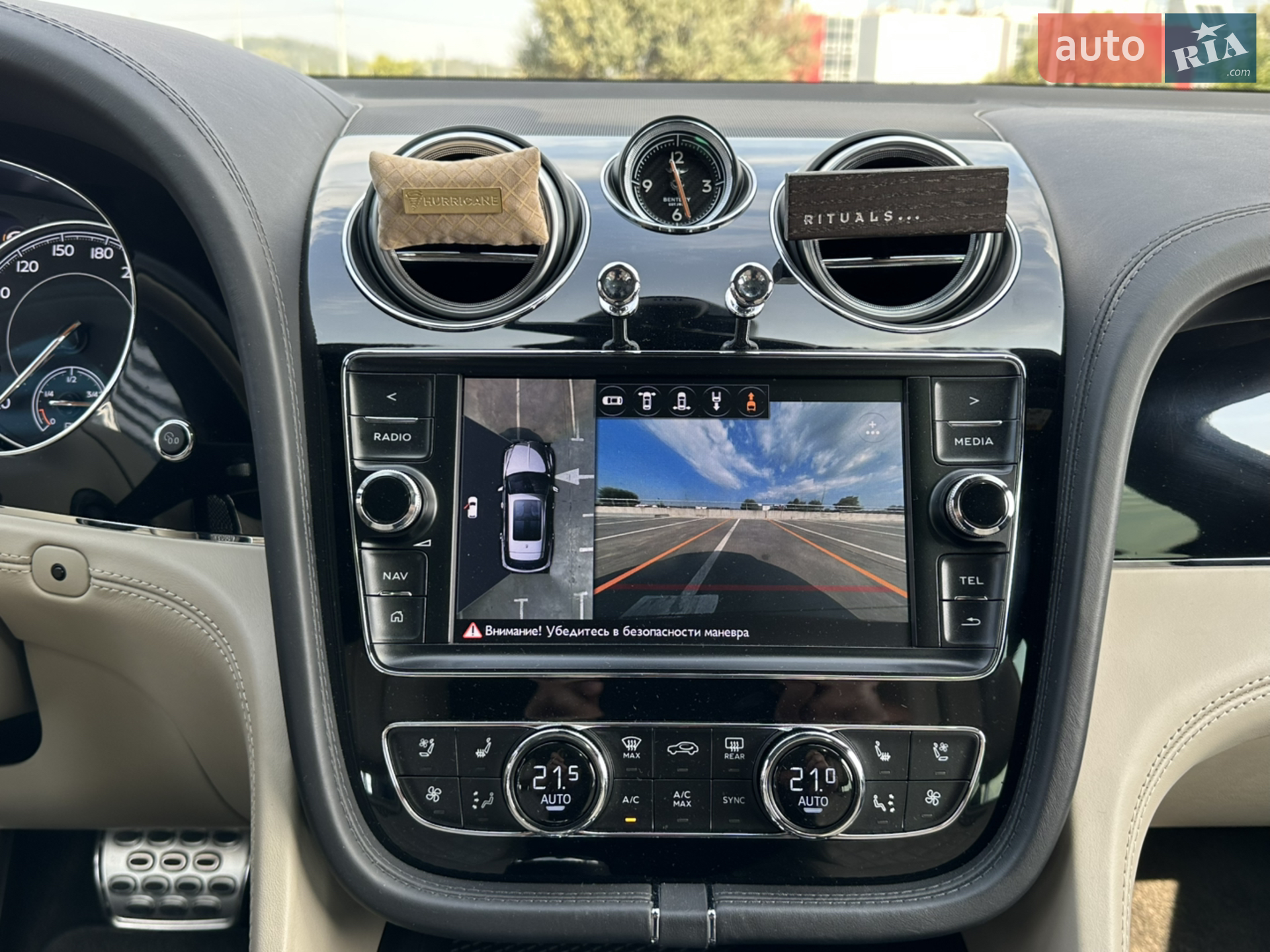 2016 Bentley Bentayga - мініатюра 26