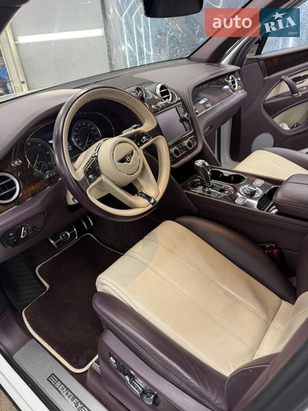 Внедорожник / Кроссовер Bentley Bentayga 2017 в Киеве