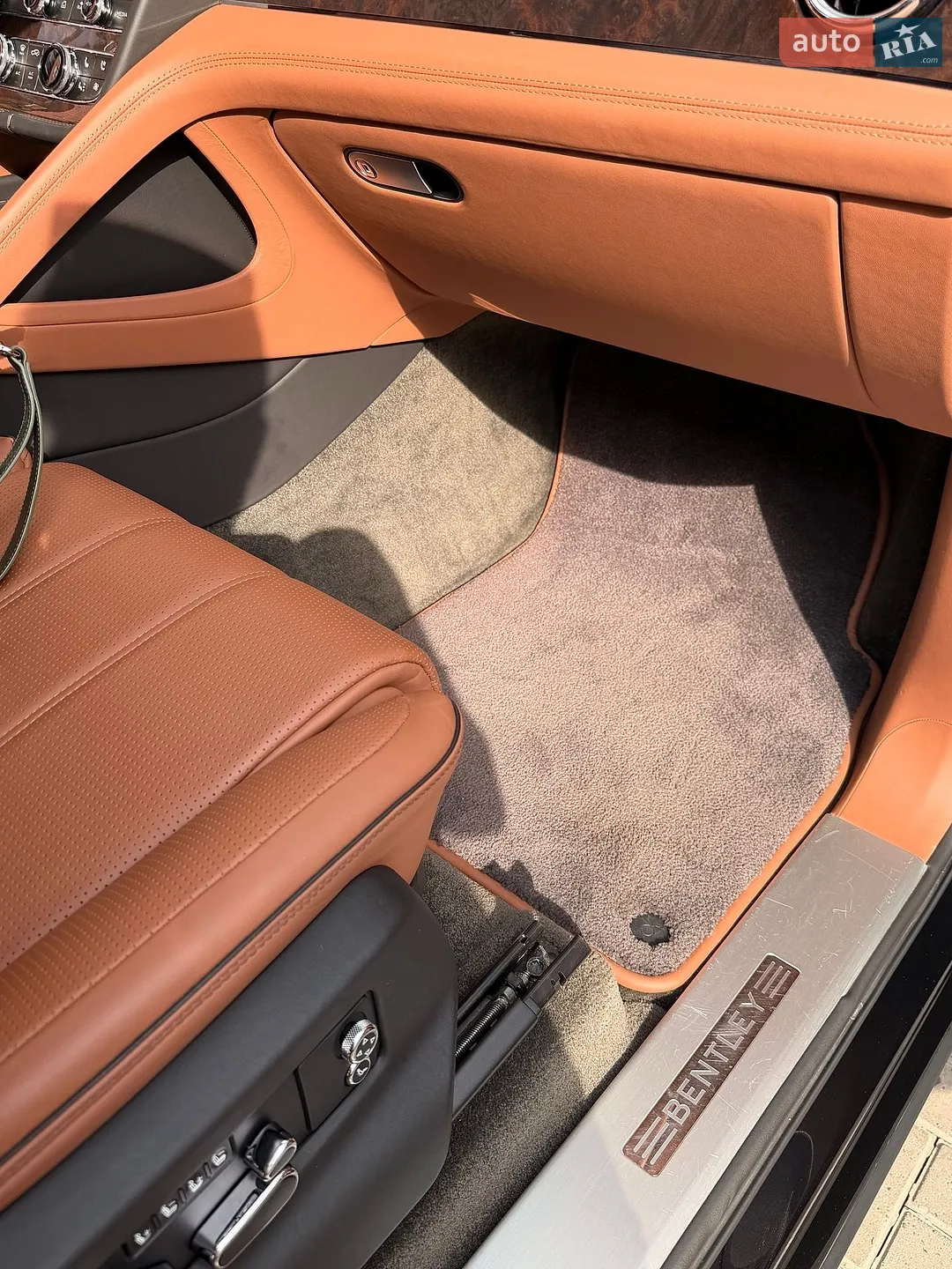 2022 Bentley Bentayga - мініатюра 18