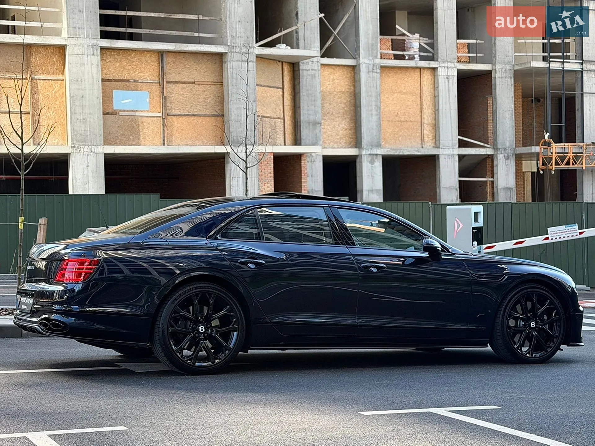 2022 Bentley Flying Spur - мініатюра 13