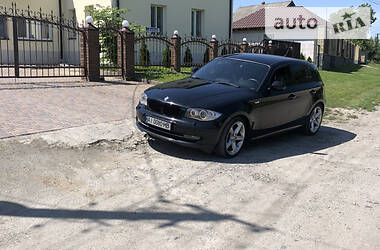 Хетчбек BMW 1 Series 2011 в 