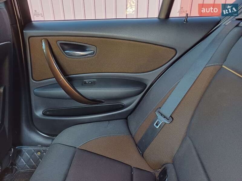 Хетчбек BMW 1 Series 2010 в Первомайську