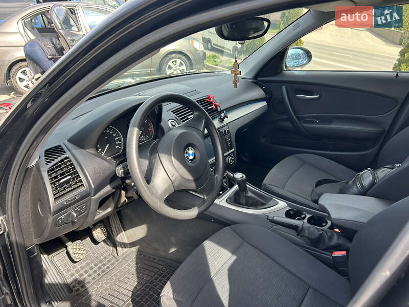 Хетчбек BMW 1 Series 2008 в Чернівцях