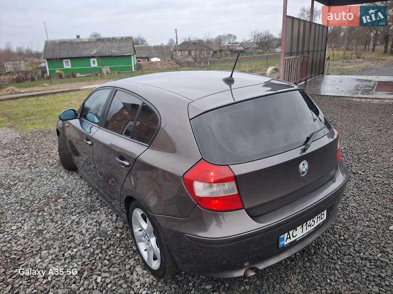 Хэтчбек BMW 1 Series 2005 в Иваничах
