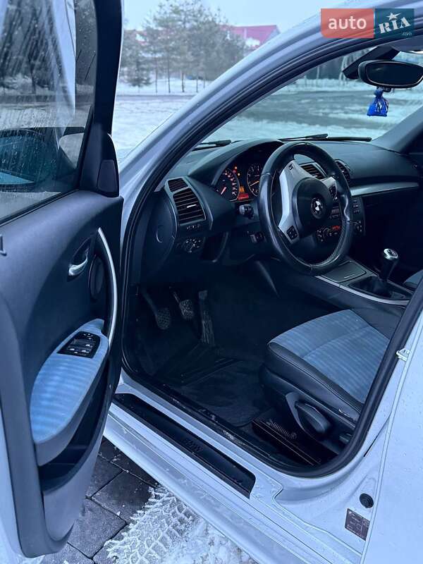 Хэтчбек BMW 1 Series 2004 в Самборе