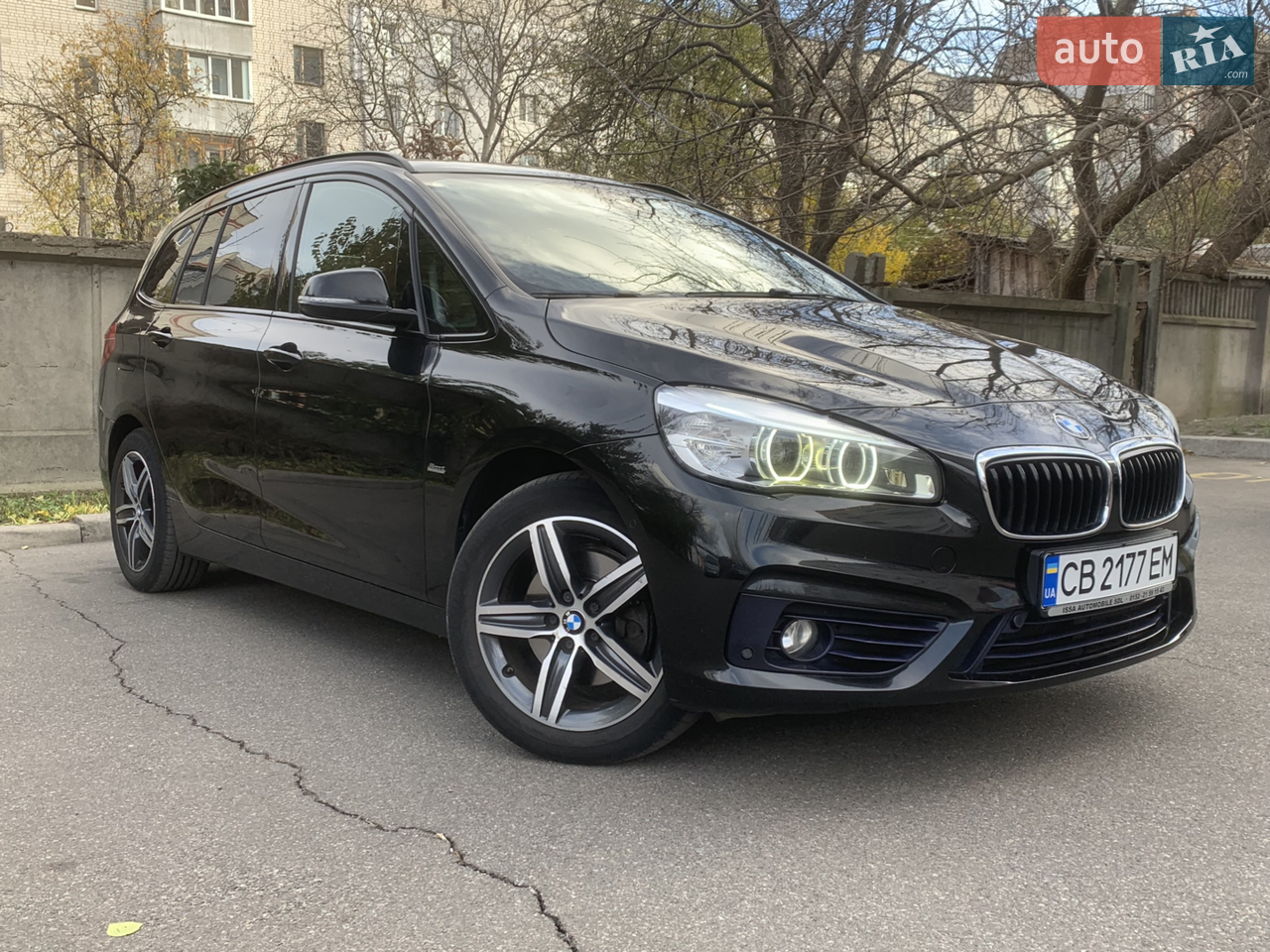 Продається автомобіль у дуже гарній індивідуальній комплектації з надійним,
потужним та економічним двигуном B47.
Авто виглядає дуже гарно та ефектно як ззовні так і в середині. Фото не передають всю красу інтер’єру, краще побачити вживу.
BMW 218D Gran Tourer 2016
Двигун: 2.0 дизель B47, 150 к.с., 330 Нм
Трансмісія: 6-МКПП
Euro-6 без AdBlue
VIN: WBA2E510305F34909
Історія обслуговування:
- До 196 тис. км всі ТО проведені на офіційному сервісі BMW в Німеччині!
- 228 тис - оновлення П3 на BMW в Німеччині
-245 тис км. Була проведена заміна масла та фільтрів
Стан автомобіля:
- Без ДТП, не фарбований, всі деталі оригінальні, рідні фари та скло.
Комплектація:
- Sport Line пакет
- Black пакет (Shadow Line)
- М пакет
Колір: Чорний сапфір металік
Адаптивні LED-фари з автокоректором та підсвіткою поворотів
Протитуманні фари
Безключовий доступ та кнопка запуску двигуна
2-зонний клімат-контроль
Автоматична рециркуляція повітря
Profi навігаційна система (великий екран)
Аудіосистема Harman Kardon (9 динаміків + 2 низькочастотні динаміки під передніми сидіннями)
Камера заднього огляду
Проекційний дисплей
Парктроніки спереду та ззаду
Камера заднього огляду
Проекційний дисплей
Великий додатковий кольоровий дисплей на приладовій панелі
Паркувальний асистент
Датчики дощу та світла
Круїз-контроль
Система попередження зіткнення
Електропривід кришки багажнику
Заводська сигналізація з датчиком об’єму
Чорна стеля
Панорамний дах з люком
Спортивні сидіння з натуральної шкіри
Підігрів передніх сидінь
Амбієнтне підсвічування салону
Два комплекта килимків Велюрові та Eva
Столики для заднього ряду
Сітки для багажника
Диски 17 дюймів налітніх шинах Good Year
Диски 16 дюймів з зимовою шиною Hankook
Датчики тиску в шинах
Система кріплення дитячих сидінь ISOFIX
Паливний бак на 66 літрів
Новий акумулятор Varta AGM 80Ah
Рейлінги
Фаркоп
Та багато іншого.
Автомобіль у місті Чернігів.
Обмін - не цікавить.
Не був у ДТП