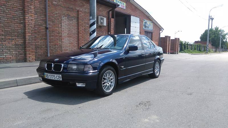 Седан BMW 3 Series 1995 в Виннице