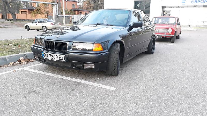 Седан BMW 3 Series 1991 в Шполі