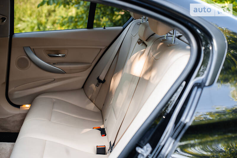 Седан BMW 3 Series 2015 в Городке