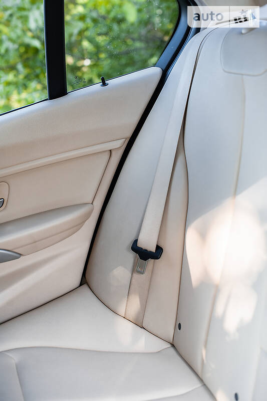 Седан BMW 3 Series 2015 в Городке