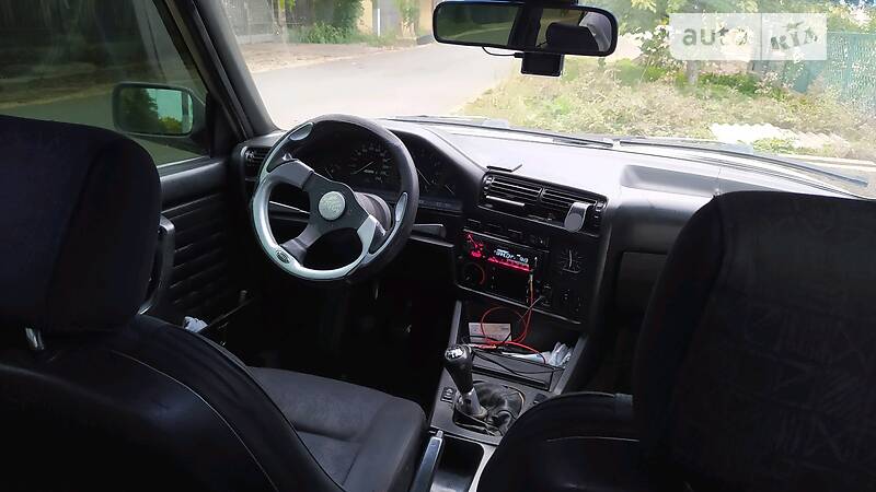 Седан BMW 3 Series 1990 в Чорноморську