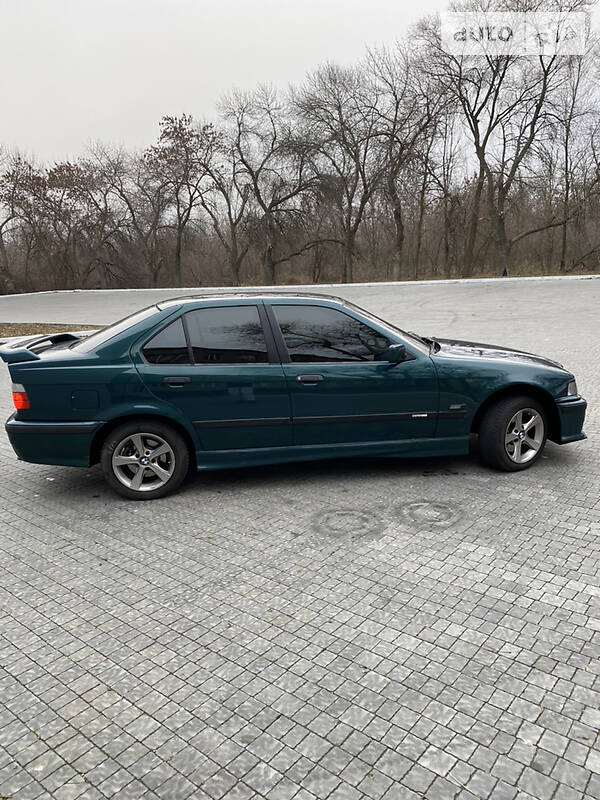 Седан BMW 3 Series 1995 в Васильевке