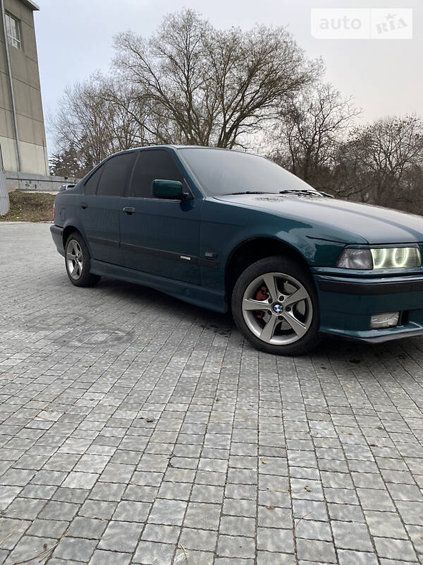 Седан BMW 3 Series 1995 в Васильевке