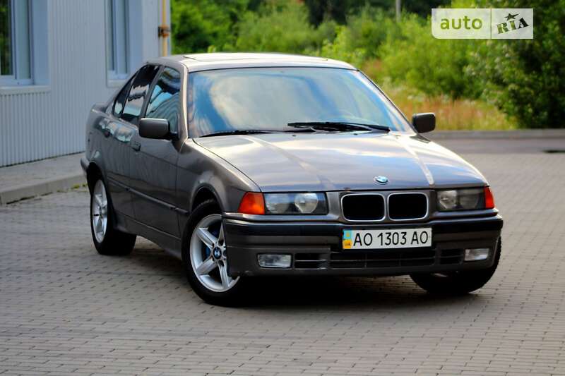 Седан BMW 3 Series 1993 в Мукачевому