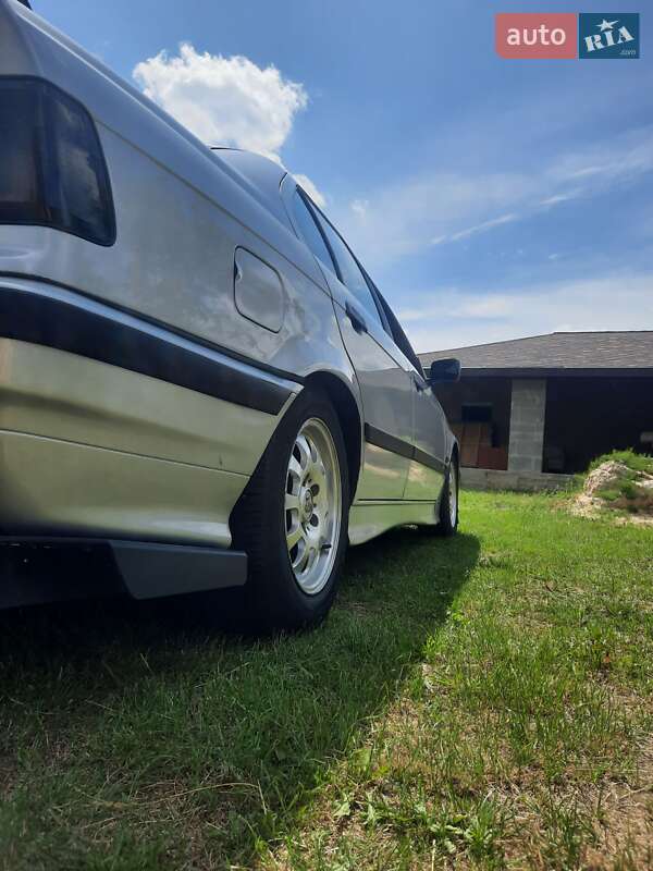 Седан BMW 3 Series 1993 в Киеве